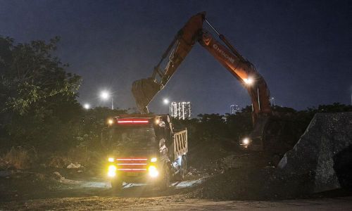 Các xe chở đất di chuyển ngay trong đêm để kịp thời khắc phục sự cố.  