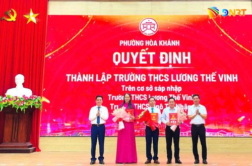 Phường Hòa Khánh tổ chức công bố quyết định sắp xếp các cơ sở giáo dục công lập trên địa bàn và bổ nhiệm chức danh lãnh đạo các trường. Ảnh: NGỌC HÀ