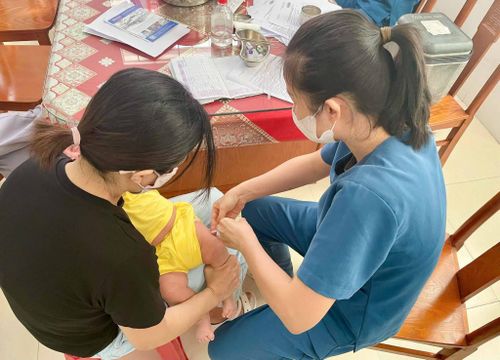 Bệnh viện Việt - Hàn Đà Nẵng khám sức khỏe định kỳ cho trẻ em dưới 6 tuổi tại xã Tam Anh. Ảnh: ĐVCC