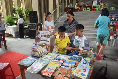 Để trẻ tự tin tham gia các hoạt động trải nghiệm, rất cần sự hỗ trợ của cha mẹ. Ảnh: ĐOÀN HẠO LƯƠNG