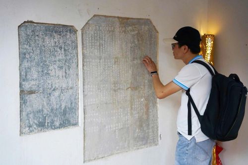 Người dân, du khách tìm hiểu các giá trị văn hóa tại đình Hội An. Ảnh: TRÂM ANH