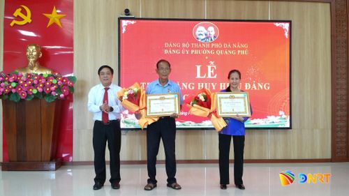 Bí thư Đảng ủy, Chủ tịch HĐND phường Quảng Phú Bùi Ngọc Ảnh trao Huy hiệu 45 năm tuổi Đảng cho đảng viên. Ảnh: QUANG SƠN