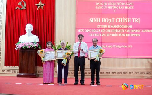 Bí thư Đảng ủy phường Bàn Thạch Nguyễn Duy Ân trao Huy hiệu 60 năm tuổi Đảng và Huy hiệu 55 năm tuổi Đảng cho 3 đảng viên. Ảnh: HỒ QUÂN