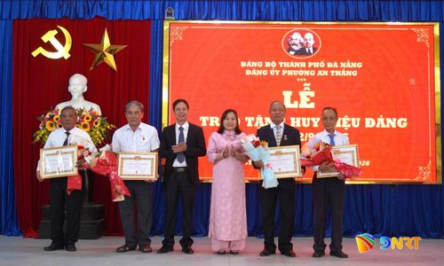 Lãnh đạo phường An Thắng trao tặng Huy hiệu 45 năm tuổi Đảng cho các đảng viên. Ảnh: YẾN NHI