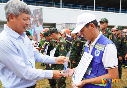 Phó Chủ tịch UBND thành phố Hồ Quang Bửu trao biểu trưng cho đại diện các đơn vị tham gia diễn tập. Ảnh: VINH ANH