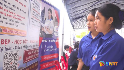 Đoàn viên, thanh niên tìm hiểu thông tin tuyển dụng tại phiên tư vấn. Ảnh: GIANG BIÊN