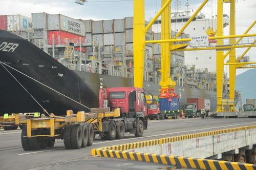 Bốc xếp hàng ở Cảng Tiên Sa.