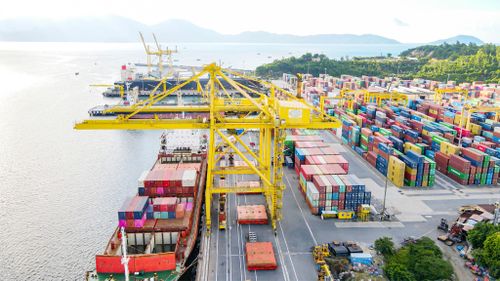 Bốc xếp hàng ở Cảng Tiên Sa.