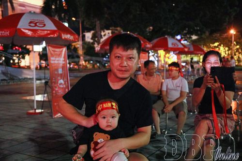 Người dân đeo băng đô, cổ vũ đội tuyển Việt Nam.