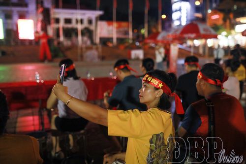 Khán giả cổ vũ, lưu lại khoảnh khắc đáng nhớ.