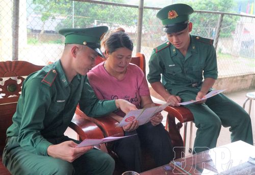 Chiến sĩ  Đồn Biên phòng Leng Su Sìn tuyên truyền, phổ biến giáo dục pháp luật cho Nhân dân khu vực biên giới.