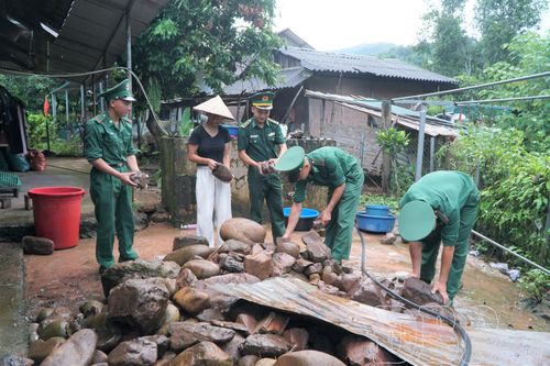 Cán bộ, chiến sĩ Đồn Biên phòng Leng Su Sìn hỗ trợ Nhân dân ngày công lao động.