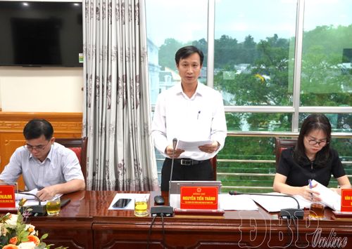 Đồng chí Nguyễn Tiến Thành, Tỉnh ủy viên, Chánh Văn phòng Đoàn ĐBQH và HĐND tỉnh báo cáo tại phiên họp.