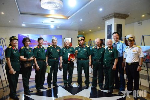 Các đại biểu trao đổi, giao lưu.