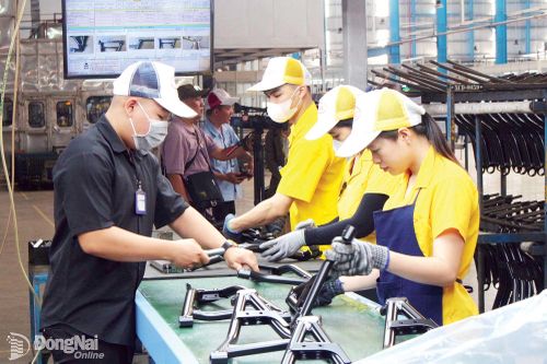 Người lao động tại Công ty cổ phần Công nghiệp chính xác Việt Nam (phường Hố Nai) trong giờ làm việc. Ảnh: Nguyễn Hòa