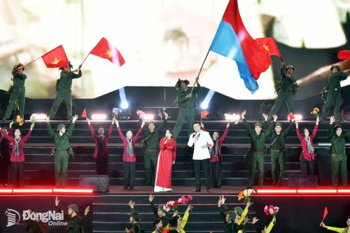 Tiết mục văn nghệ trong chương trình. Ảnh: ĐVCC