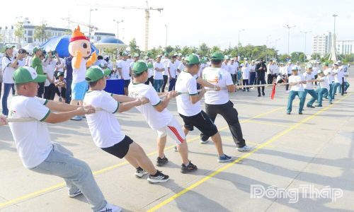 Người dân tham gia thi đấu môn Kéo co tại Chương trình Toàn dân tập luyện thể thao năm 2026.