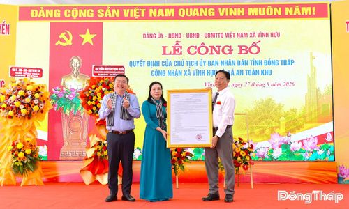 Đồng chí Phan Văn Thương trao Quyết định của Chủ tịch UBND tỉnh Đồng Tháp công nhận Vĩnh Hựu là xã An toàn khu.