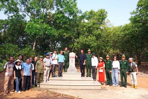  Đoàn văn nghệ sĩ, nhà báo cùng các cán bộ, chiến sĩ Đồn Biên phòng Ia O tại cột mốc biên giới do Đồn phụ trách. Ảnh: Đ.L 