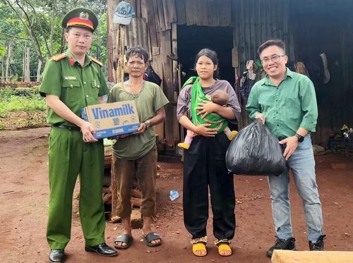  Đại diện đơn vị tài trợ và Công an xã Ia O trao quà cho hộ gia đình có hoàn cảnh đặc biệt khó khăn. Ảnh: N.S 