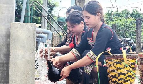  Người dân làng Bi (xã Ia O) thực hiện nghi lễ lấy nước theo phong tục của địa phương. Ảnh: N.S 