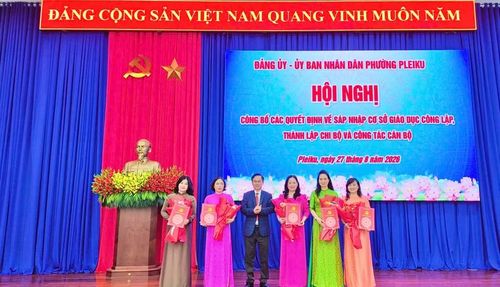  Bí thư Đảng ủy phường Pleiku Nguyễn Xuân Phước trao quyết định chỉ định Bí thư chi bộ các trường học sau sáp nhập. Ảnh: Phương Thảo 