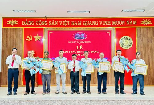 Lãnh đạo xã Khánh Sơn trao Huy hiệu Đảng cho các đảng viên.