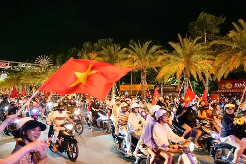 Cổ động viên khu vực phía Nam tỉnh ra đường ăn mừng chiến thắng của đội tuyển Việt Nam.