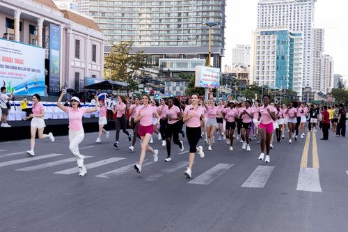 Thí sinh Miss World 2026 chạy bộ gây quỹ hỗ trợ bệnh nhân ung thư vú.
