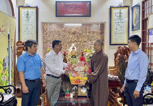 Lãnh đạo xã Đại Lãnh chúc mừng chùa Phước Sơn.