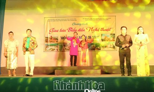 Tiết mục Ca cổ "Chung một miền quê" đến từ Đoàn nghệ thuật cải lương Vĩnh Long.