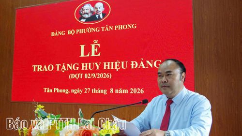 Bí thư Đảng uỷ phường Tân Phong Mùa A Trừ phát biểu tại buổi lễ.