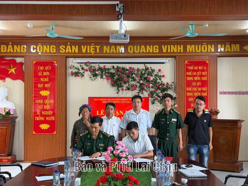 Lãnh đạo Đồn Biên phòng Vàng Ma Chải và gia đình 2 cháu ký kết biên bản nhận con nuôi.