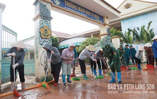 Cán bộ, giáo viên và các lực lượng tham gia dọn dẹp, tổng vệ sinh tại Trường Mầm non Tú Mịch, ở thôn Bản Giểng, xã Mẫu Sơn ngày 25/8