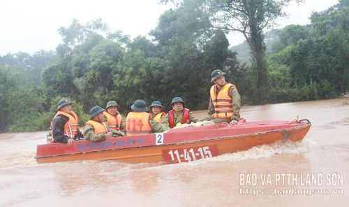 Đồng chí Nguyễn Cảnh Toàn, Phó Bí thư Tỉnh ủy, Chủ tịch UBND tỉnh và lãnh đạo các sở, ngành của tỉnh kiểm tra, thị sát tình hình bão lũ tại thôn Bản Giểng, xã Mẫu Sơn ngày 23/8