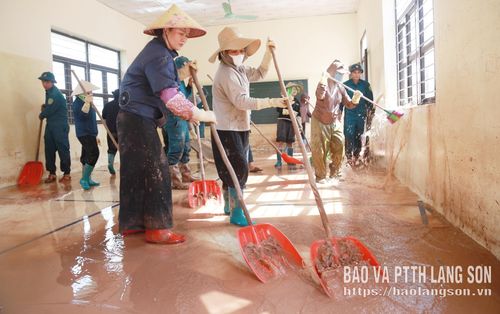 Cán bộ, giáo viên và các lực lượng tham gia dọn dẹp, tổng vệ sinh tại Trường Tiểu học Tú Mịch, ở thôn Bản Giểng, xã Mẫu Sơn ngày 25/8