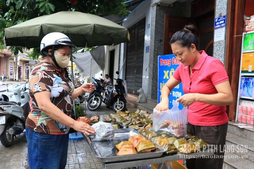 Người dân mua bánh rợm, bánh gai tại phường Tam Thanh