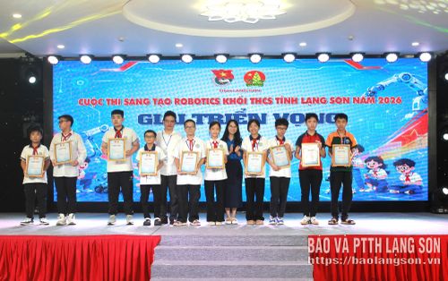 Ban tổ chức trao giải Triển vọng cho các đội thi