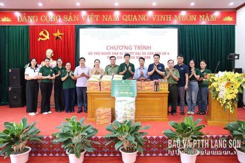 Đoàn công tác trao kinh phí, tặng quà ủng hộ người dân xã Mẫu Sơn khắc phục hậu quả mưa bão