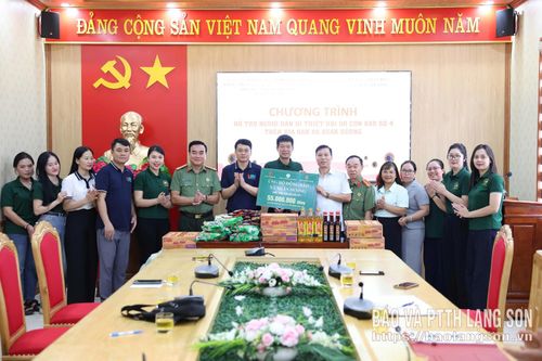 Đoàn công tác tặng quà, trao kinh phí ủng hộ người dân xã Xuân Dương khắc phục hậu quả mưa bão