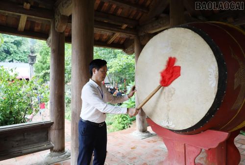 Ông Trần Xuân Thảo, Bí thư Đảng ủy xã Bảo Nhai đánh trống khai hội.