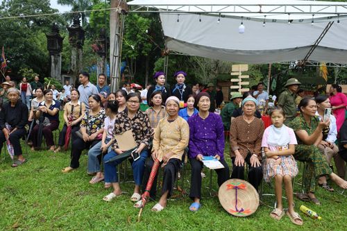 Các đại biểu và Nhân dân dự lễ Khao quân tại Đền Trung Đô.