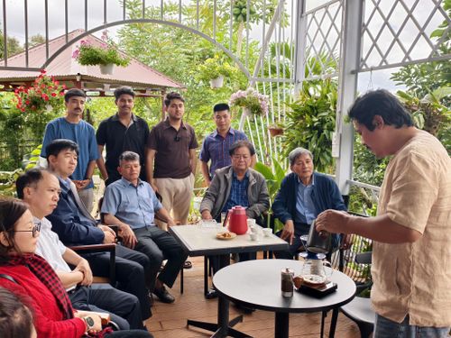 Thưởng thức cà phê của người dân địa phương tại điểm du lịch canh nông Avocado Farm
