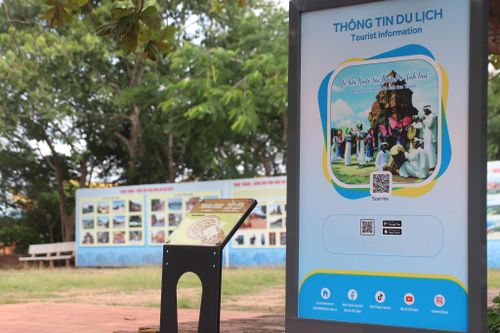 Bảng thông tin du lịch tại điểm tham quan thuận tiện cho du khách quét mã QR tìm kiếm thông tin