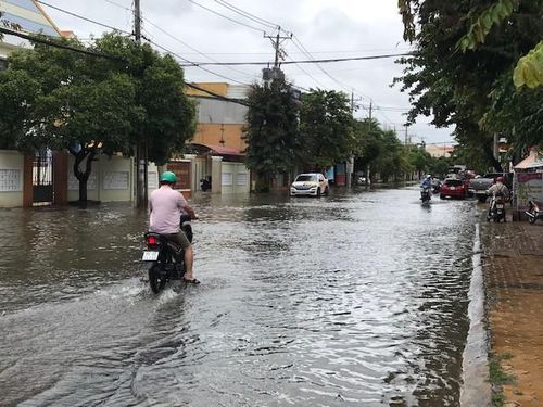 Cảnh ngập nước đường Từ Văn Tư vào mưa bão cuối năm 2025
