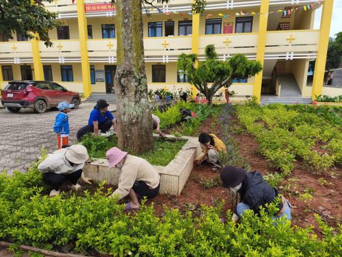 Giáo viên trường Tiểu học Chơ Ré làm vệ sinh trường lớp chuẩn bị cho năm học mới