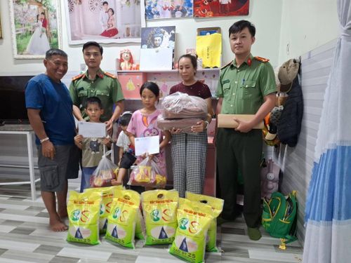 Công an xã Ninh Gia thường xuyên trao tặng quà, nhu yếu phẩm giúp đỡ các em học sinh khắc phục khó khăn, vươn lên trong học tập