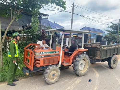 Công an xã Đam Rông 1 tuyên truyền với người điều khiển xe 3 bánh, xe máy cày, xe tự chế ký cam kết chấp hành các quy định pháp luật về trật tự an toàn giao thông