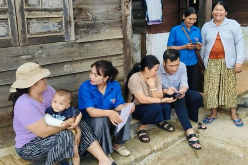 Chị H Vê cùng đoàn viên, thanh niên đến tận nhà hỗ trợ người dân tiếp cận, sử dụng các ứng dụng số, góp phần nâng cao kỹ năng số trong cộng đồng