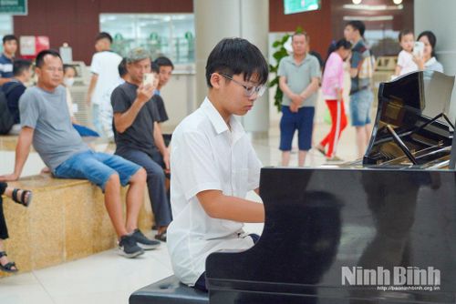 Em Ma Công Huy (phường Thiên Trường) biểu diễn tại Bệnh viện Bạch Mai cơ sở Ninh Bình (phường Liêm Tuyền).